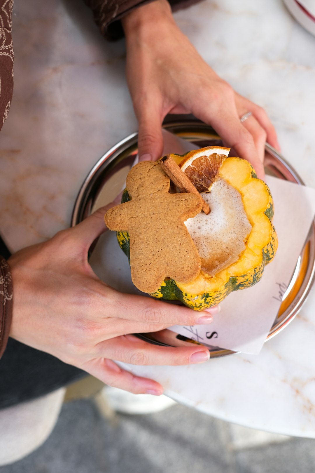 gingerbread-man-cookie-on-acorn-squash-dessert-8hfvfdvibgk